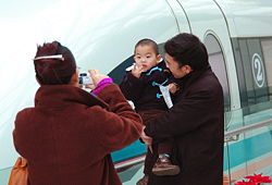 リニアの前で記念写真